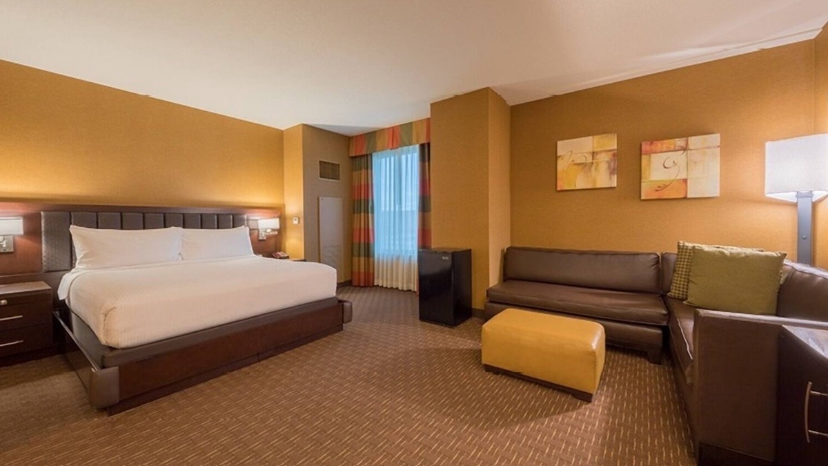 Sunrise Manor Hotel | Contemporary Stay with Pool & Entertainment, Steps from the Strip