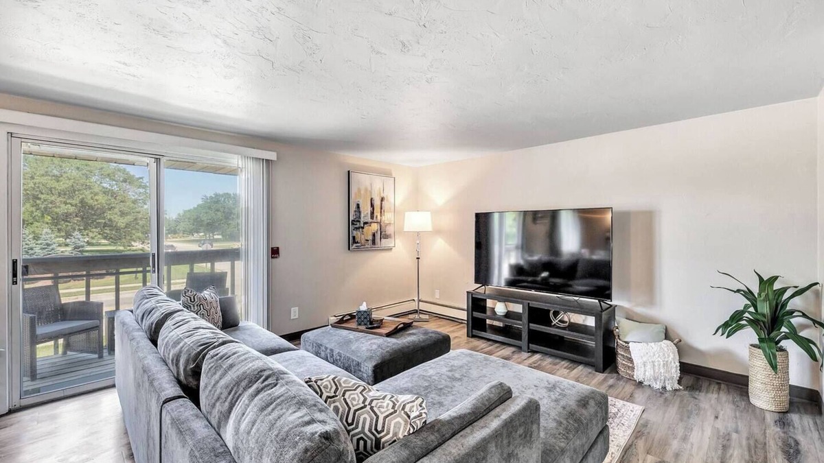 Bellevue Apartment | Contemporary Two-Bd Upper Suite