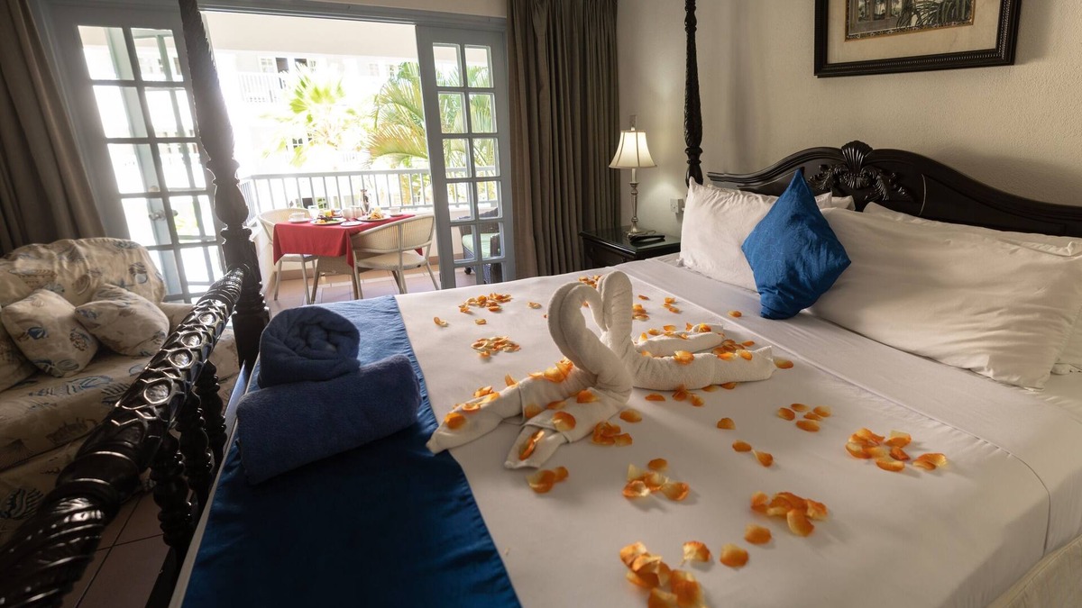 Hastings Hotel | Contemporary Unit Close to Dover Beach! Onsite Swimming Pool, FREE Parking