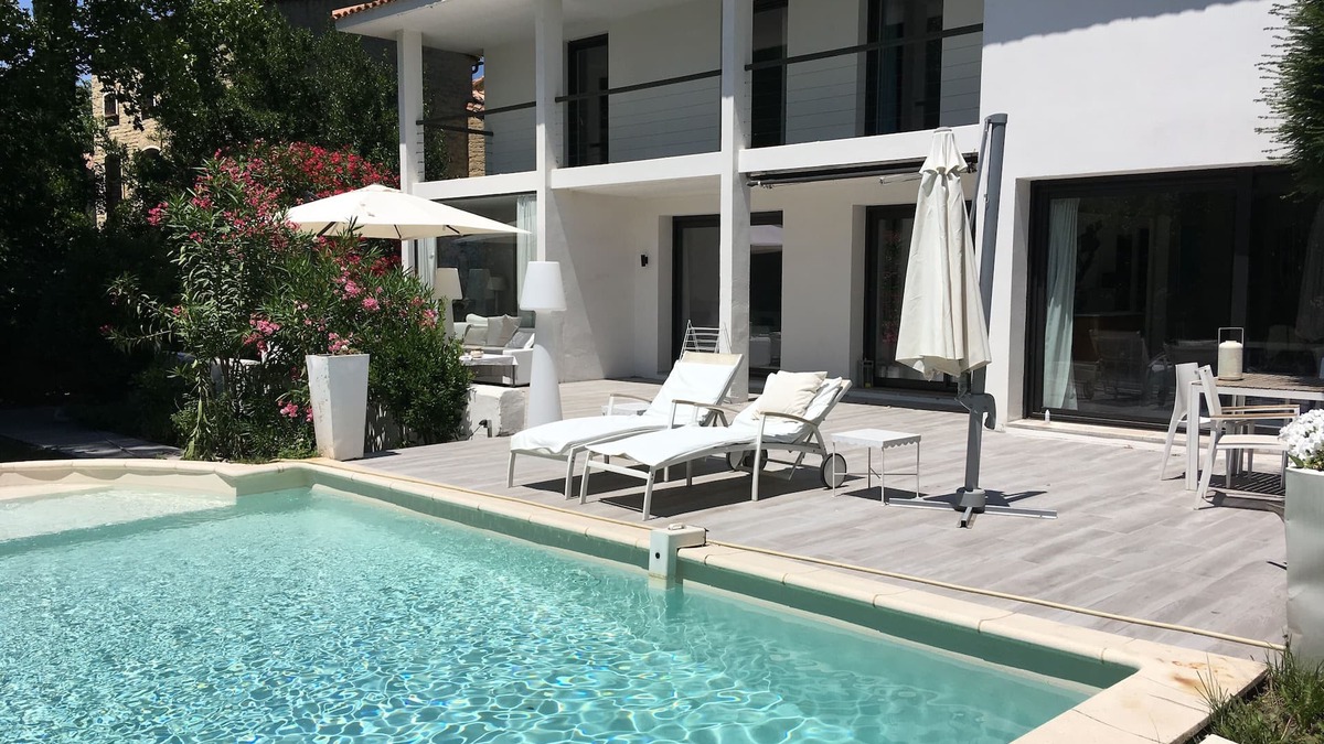 Montfavet Villa | Contemporary villa about 220m2 swimming pool
