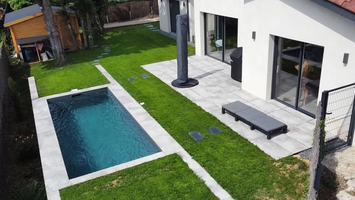Chessy House | Contemporary villa in the countryside