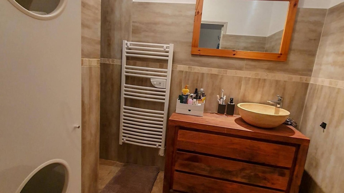 Aubignan Villa | Contemporary villa with swimming pool. 5min walk to shops
