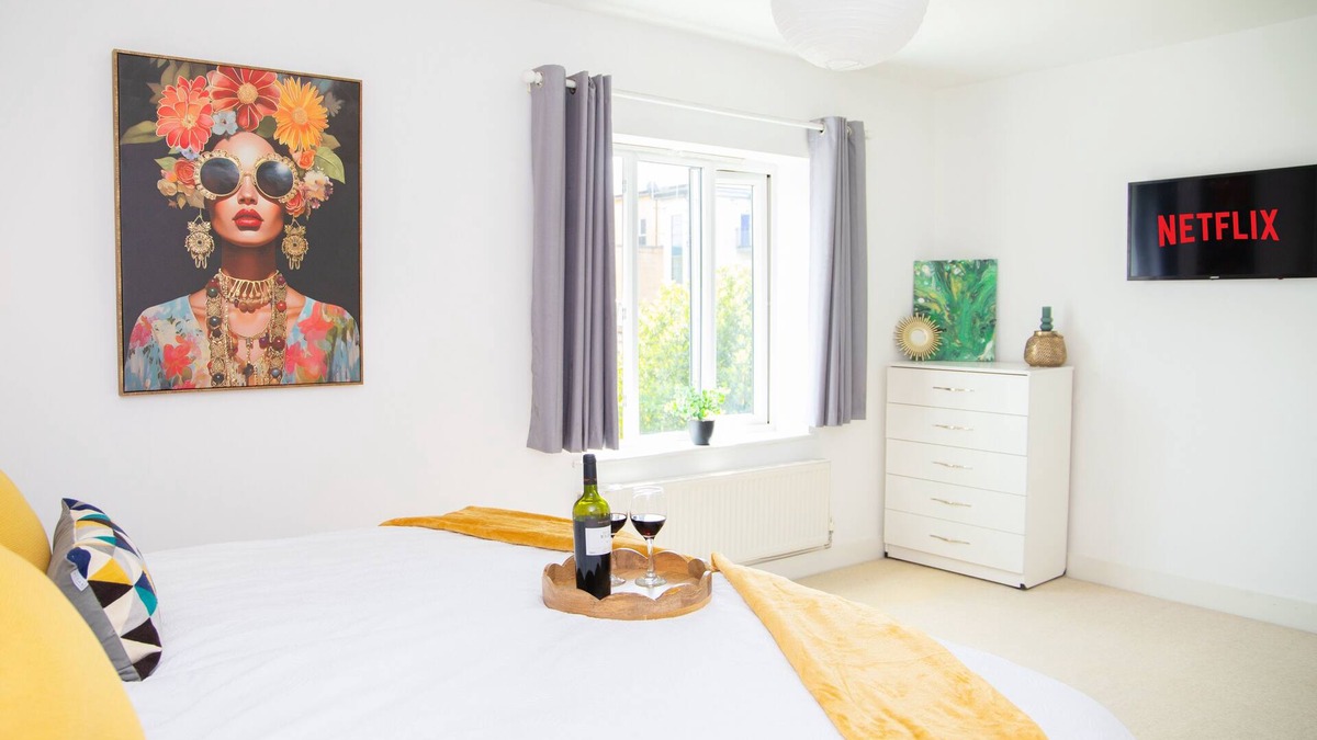 Peterborough House | 🏡 Contractor-Friendly 4-Bed House – Fast WiFi & Free Parking 🚧
