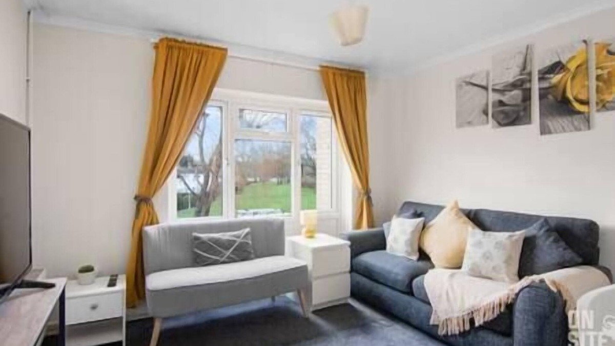 Hatfield Apartment | Contractors 4 Bed with Parking