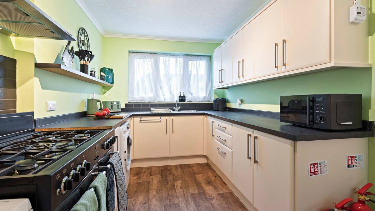 West Huntspill House | Contractors, discounts*parking