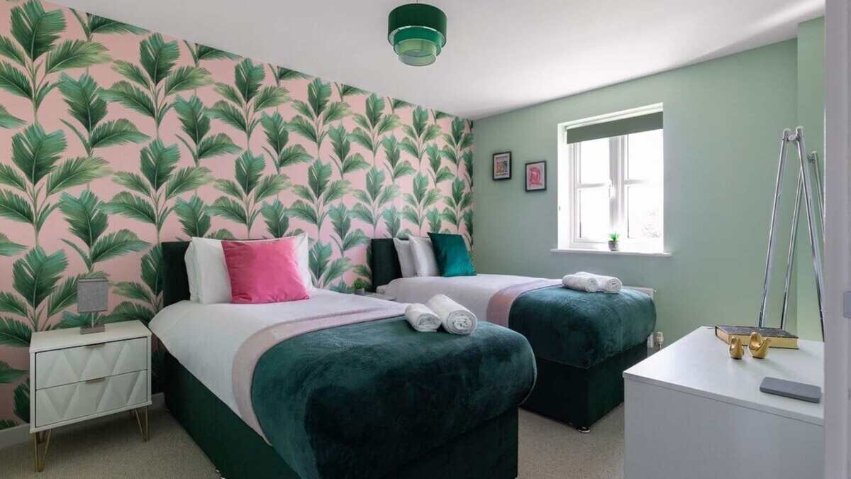 Blackmore End House | Contractors dream home with parking - Sleeps 7