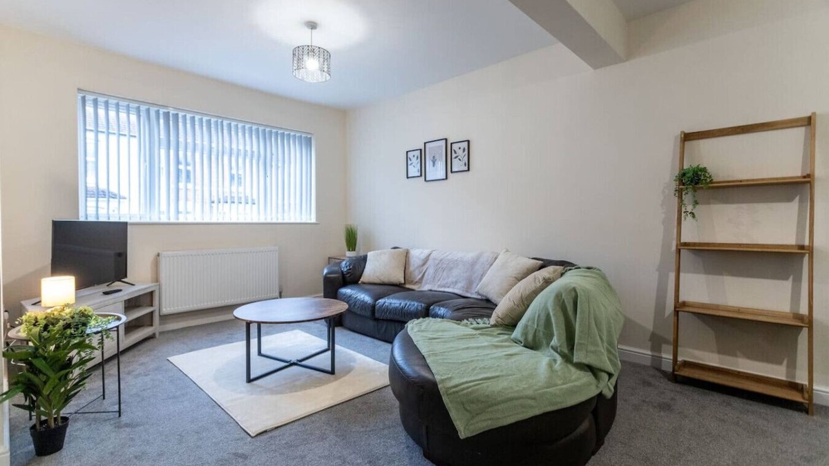 Swindon House | Contractors*Long Stays Discounts*Wyvern
