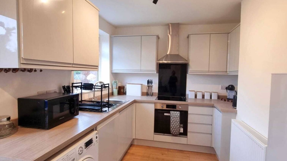 Ringway House | Contractors Relocators City Workers Airport Staff - Hug Discount