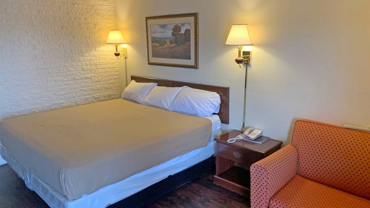 Grissom - Highland Hotel | Convenience meets Comfort: Budget Stay near Universities and Attractions
