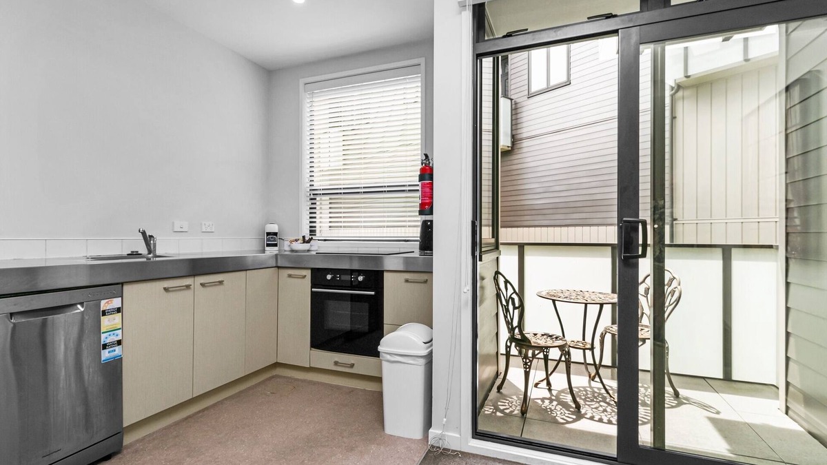 Mount Eden House | Convenient 3-Bed Townhouse with Garage Parking