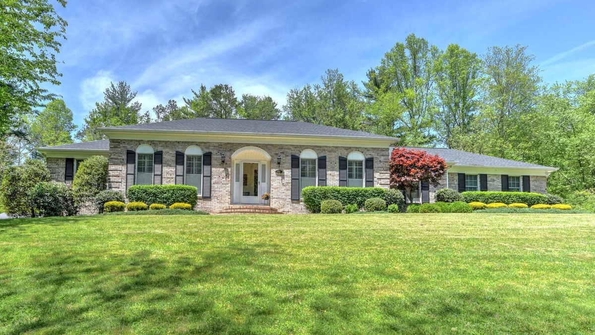 Skyland House | Convenient and spacious 3 br, 1 sofa bed, 2 bath, lg yd, firepit, & patio area.