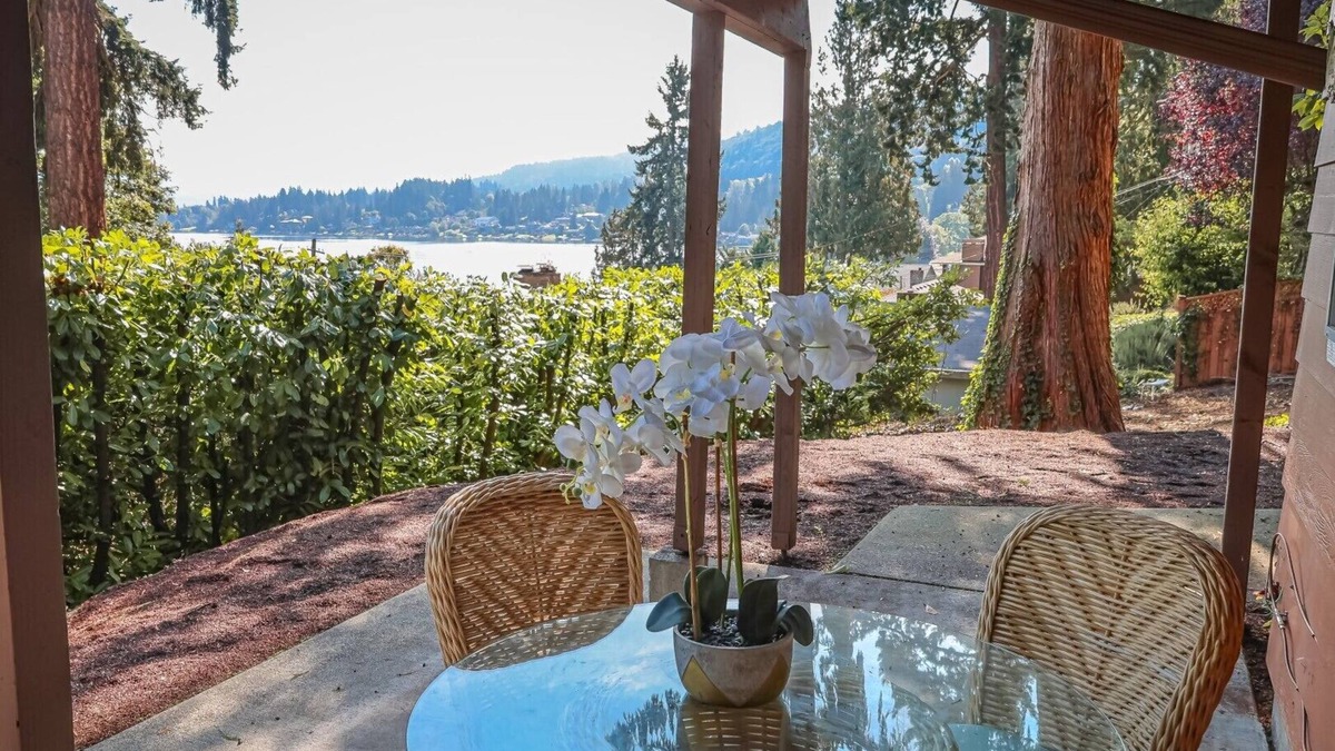 East Lake Hills House | Convenient Bellevue 2 BR 2 Bath Lakeview House