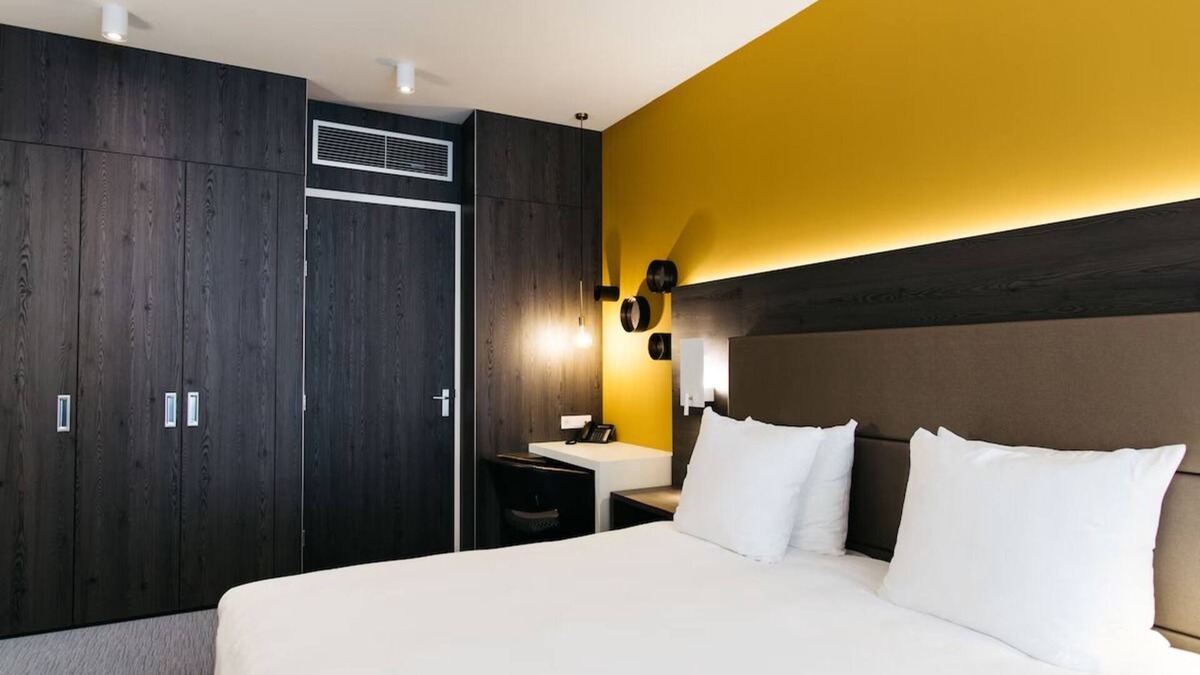 Weert Hotel | Convenient Comfort with Dining, Parking & Everything Nearby!