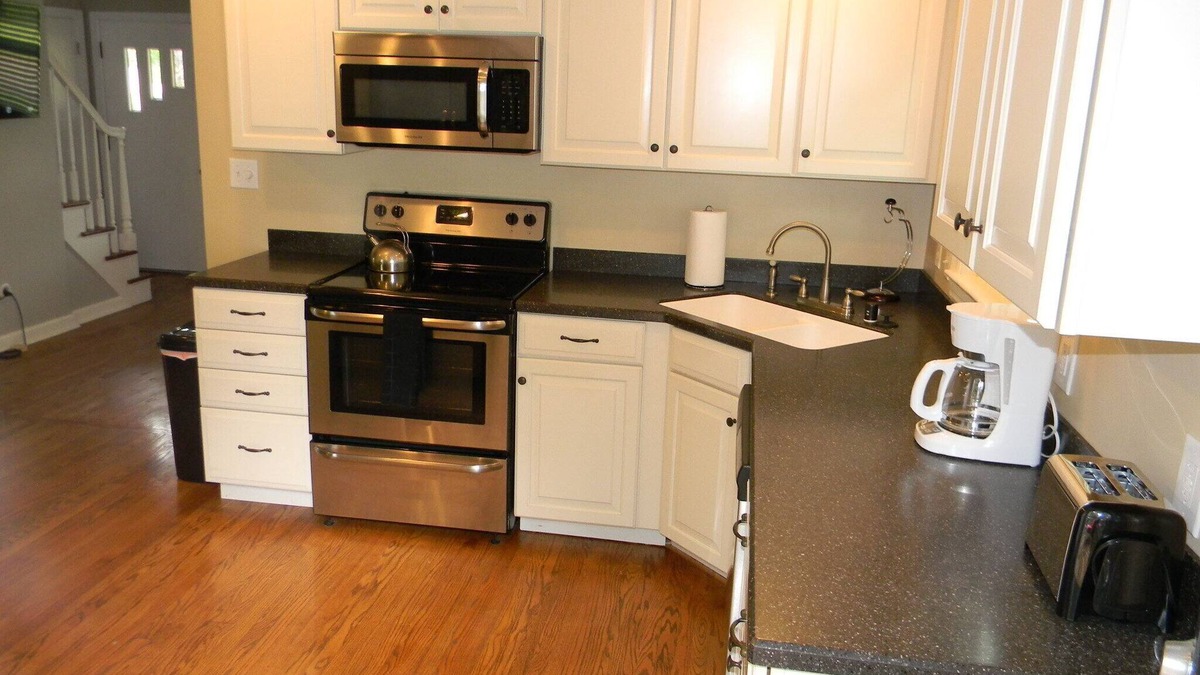 Middletown House | Convenient, Comfortable, Cute & Close to everything!