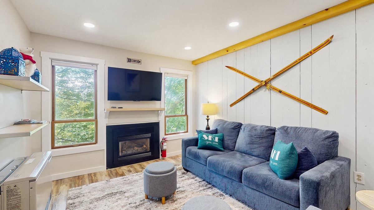 Warren Condo | Convenient condo, close to ski resort, free shuttle, fireplace, balcony, w/d