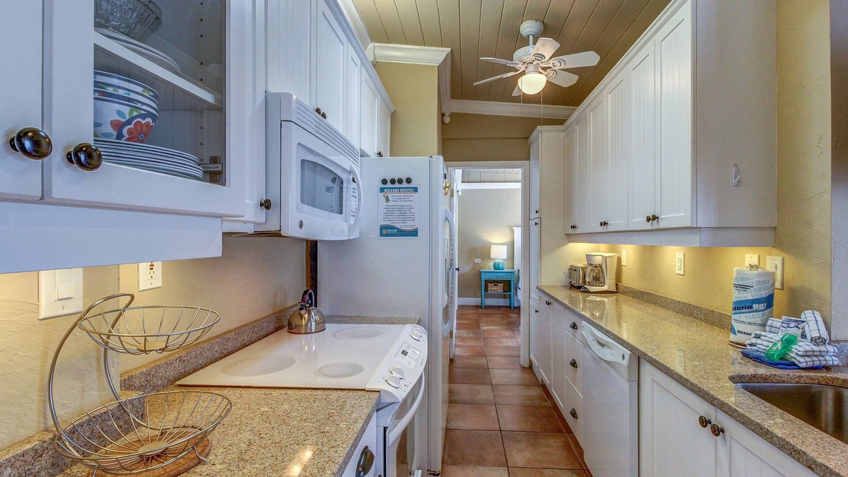 Holmes Beach Cabin | Convenient cottage with pool - easy access to trolley stops & the beach