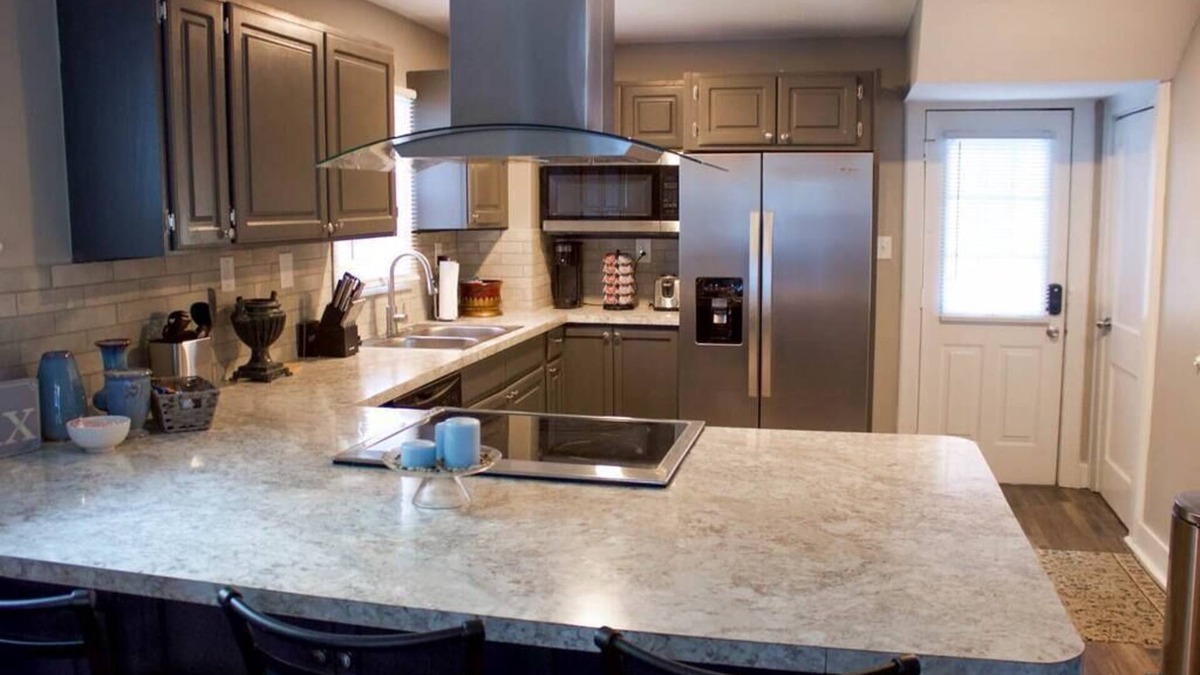 West Akron House | Convenient Cozy Home - Dog & Family Friendly
