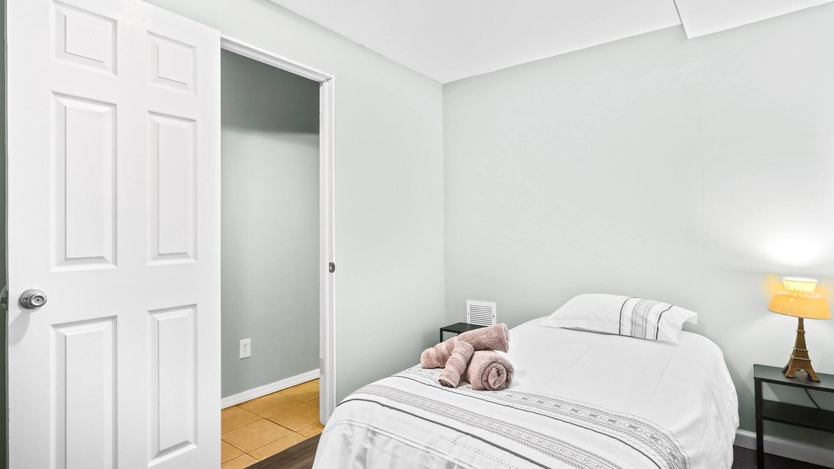 Queens House | Convenient & Cozy NYC Apartment 2 Bedrooms + Free Parking + Near LGA
