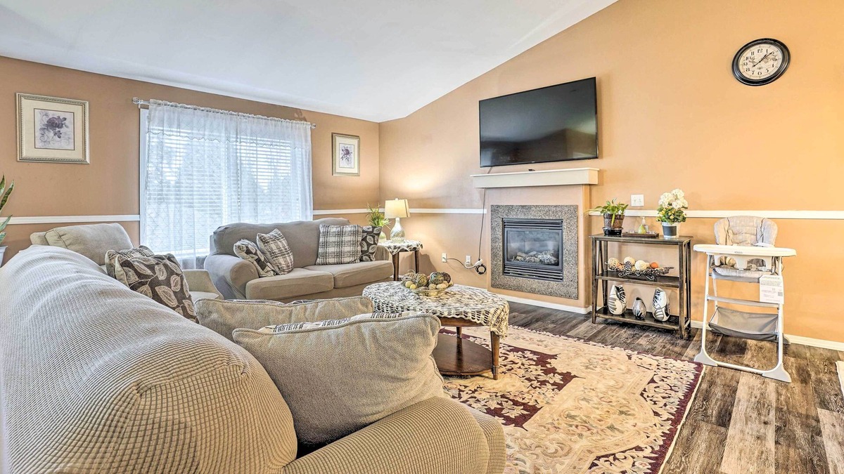 Everett House | Convenient Everett Home w/ Private Deck