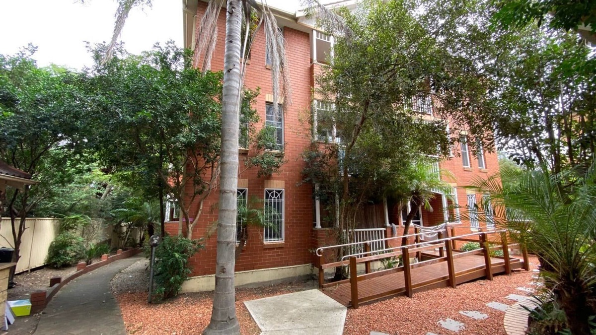 Hurstville Apartment | Convenient Family Home ,2 minutes walk to Station and Westfield