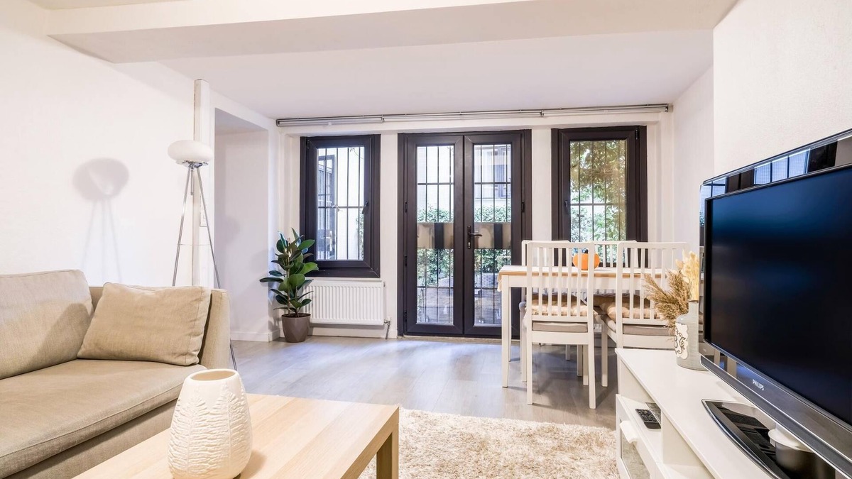 Kabatas Apartment | Convenient Flat w Garden 10 min to Galataport