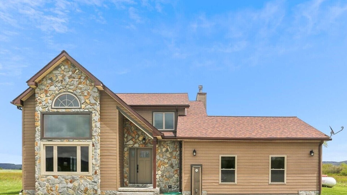 Davis House | Convenient location for your mountain vacation. Welcome to Coyotes Den!