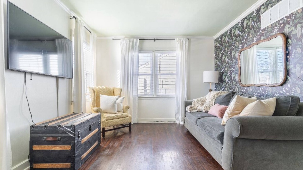 University District House | convenient located cute home! 3 Minutes to U of M and 10 to the medical district