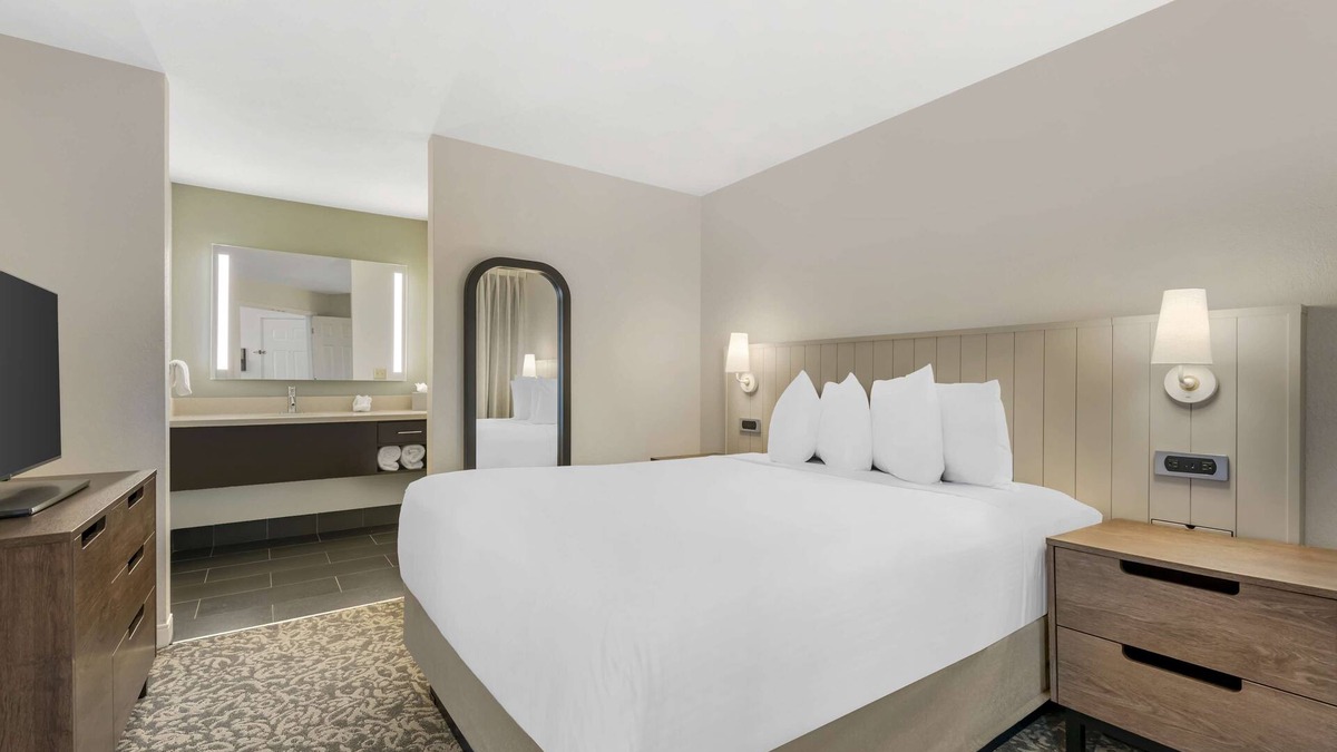 Herndon Apartment | Convenient Location! 3 Relaxing Units, Kitchen, Pet-Friendly, Onsite Parking