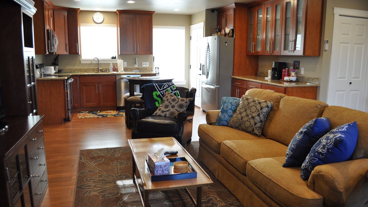 Milton Apartment | Convenient Location! Clean and Cozy. ❤