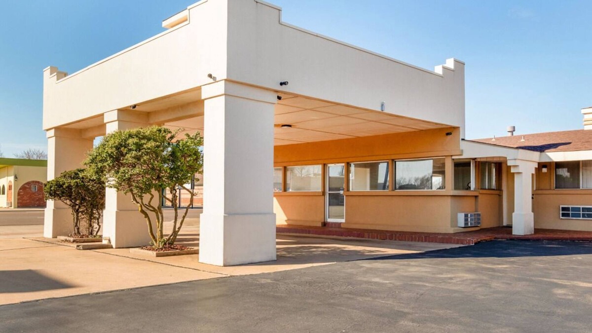 Elk City House | Convenient Location! Few Minutes Drive to National Route 66 Museum, Ackley Park