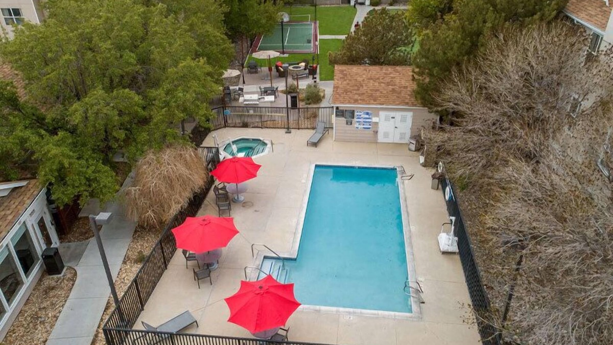 Reno/Tahoe Airport Hotel | Convenient Location! Unit w/Full Kitchen, Outdoor Pool, Free Breakfast!