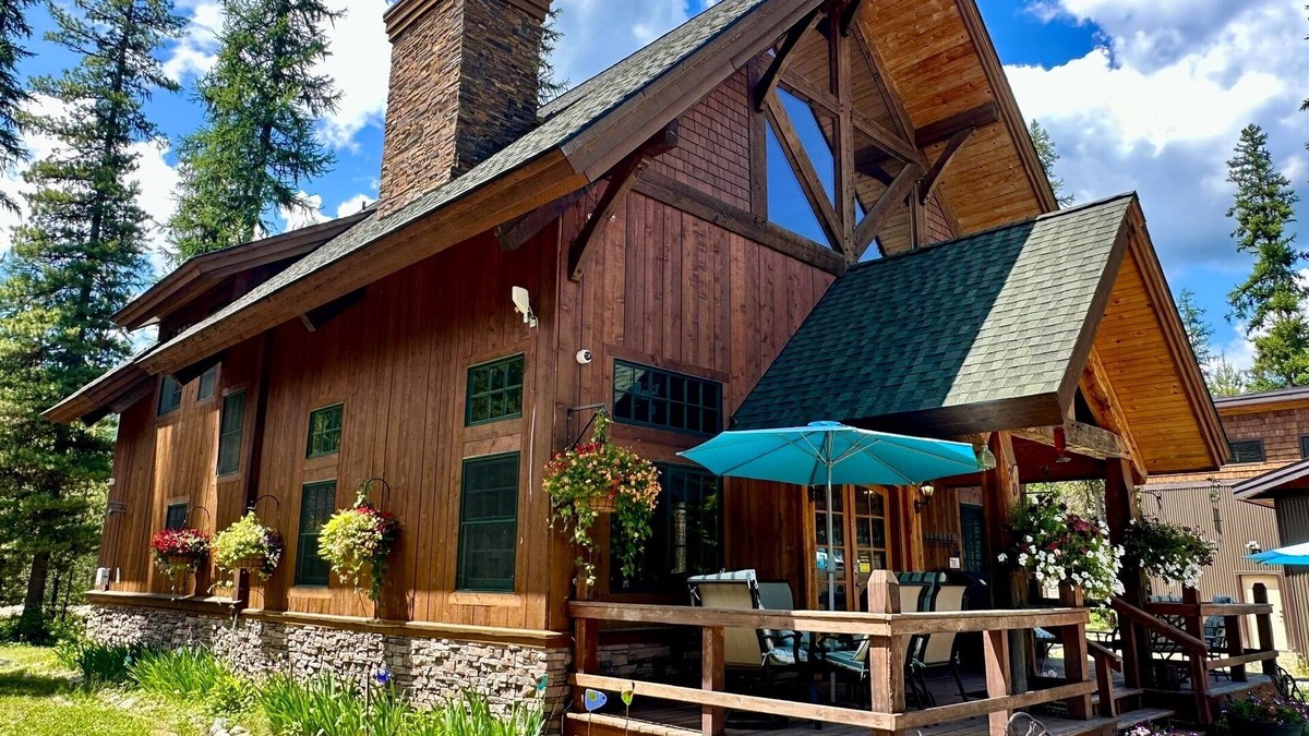 Priest River House | Convenient location 2 miles to Priest Lake for families & work-cation stays!