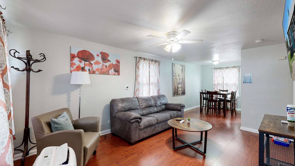 Dupont House | Convenient One bedroom with king bed near DIA