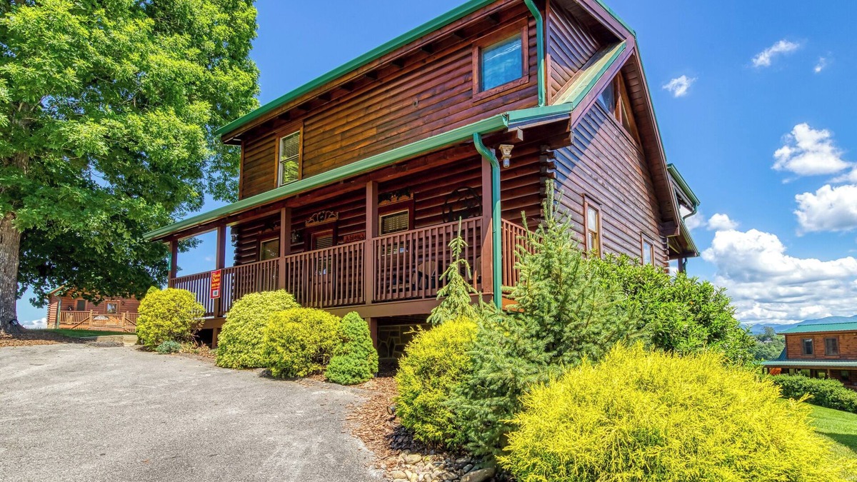 Pigeon Forge Cabin | Convenient Pigeon Forge Cabin-Swimming Pool Access- Internet- Gametable