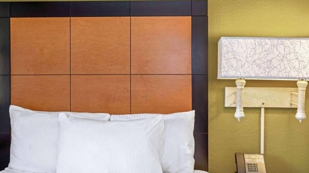 Orlando Hotel | Convenient Room Just Minutes Away from Orlando International Airport | Breakfast