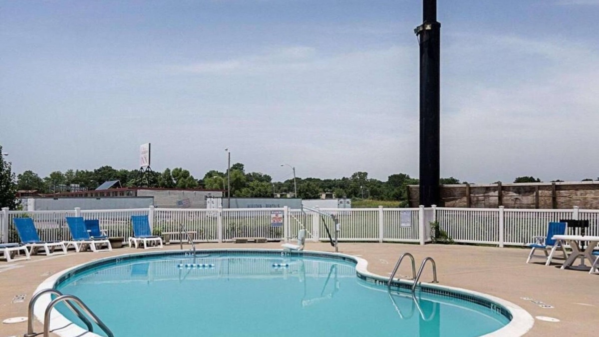 Van Buren Hotel | Convenient Room Located at Interstate 40 | Access to Downtown