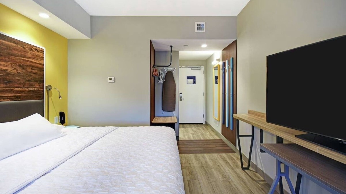 Portland House | Convenient Room Near Airport & Shopping w/Free Shuttle, Breakfast & Parking