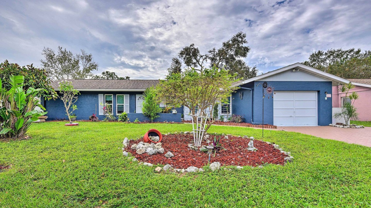 Whitfield Apartment | Convenient Sarasota Studio w/Lush Backyard!
