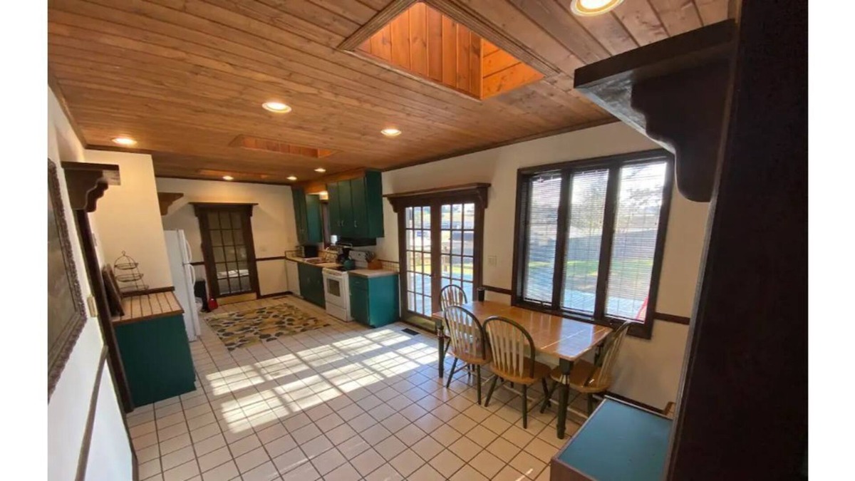 Athens House | Convenient, Spacious & Cheerful - The Summitt!