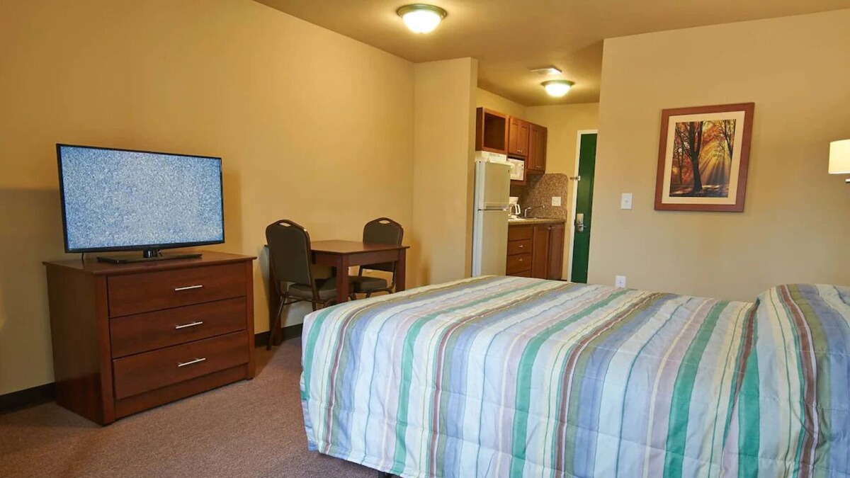 Pleasanton House | Convenient Stay! 4 Relaxing Units with Free Parking and Fully-equipped Kitchens!