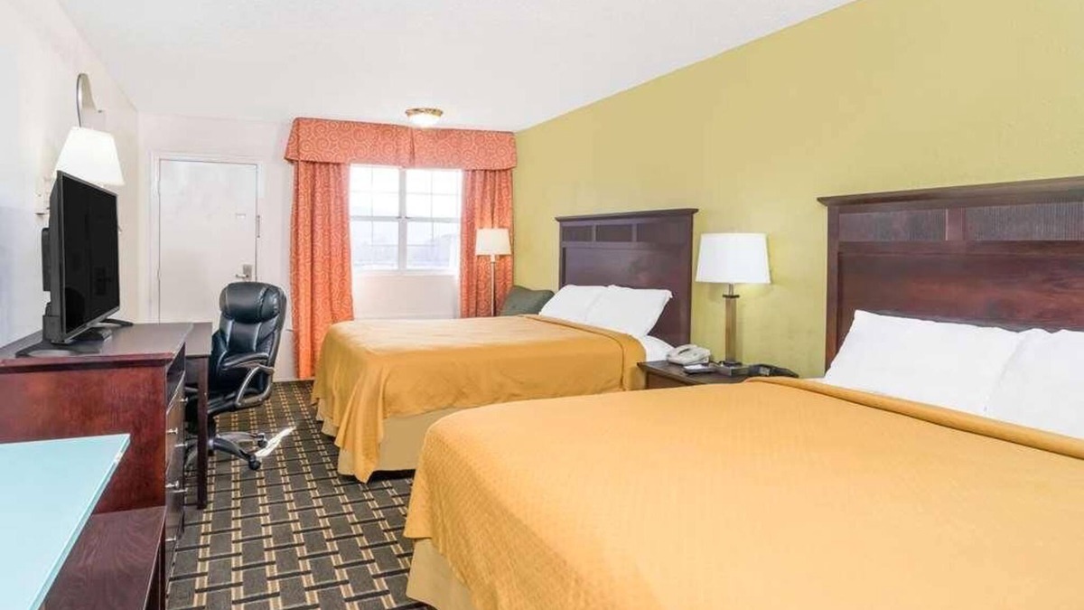 Lookout Valley Neighborhood Association Resort | Convenient Stay in Knights Inn Chattanooga! Pet Friendly Property!
