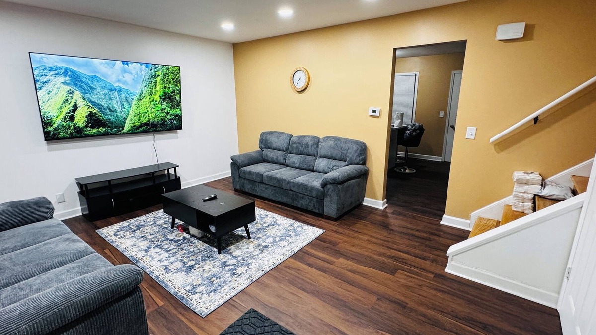 Norma House | Convenient Stay near Chicago O’hare Airport King Beds