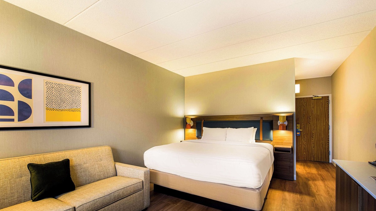 Eastwick Hotel | Convenient Stay, Superb Location! Short Drive to Philadelphia Zoo! Pets Allowed!