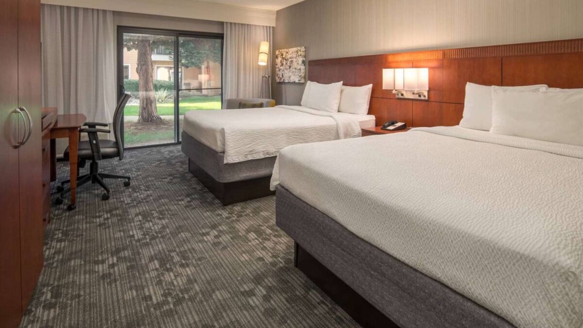 Bridle Trails Hotel | Convenient Stay, Superb Location! Close to Volunteer Park Water Tower, w/Pool!