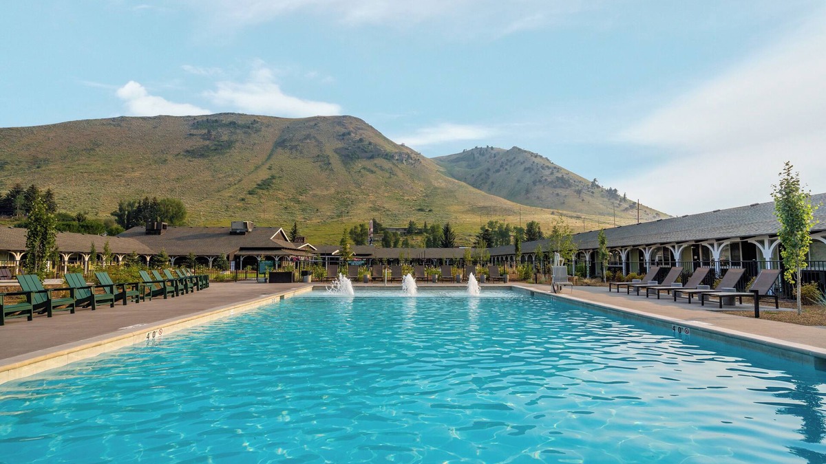 Jackson Hole Hotel | Convenient Stay, Superb Location, Onsite Pool, Pets Allowed, Free Parking