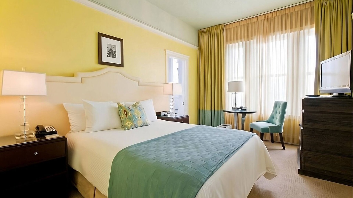 Goose Hollow Hotel | Convenient Stay, Superb Location near Providence Park! Two Suites, Pets Allowed!