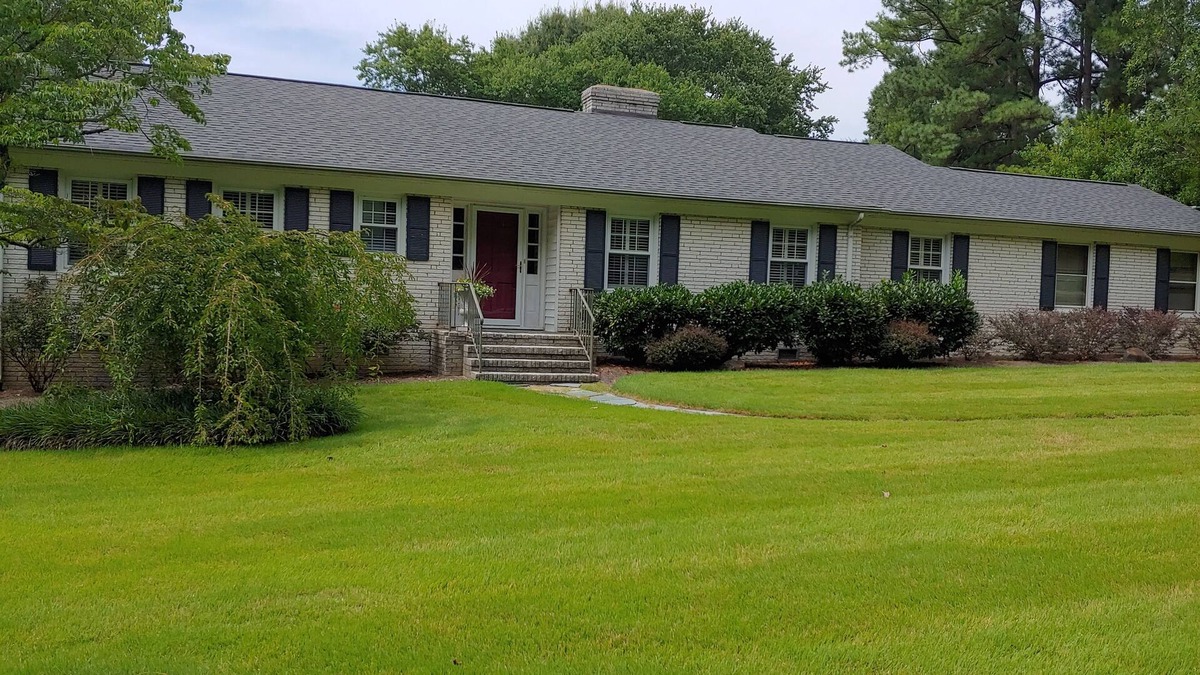 Sedgefield House | Convenient to Colosseum, Aquatics Center, Furniture Market, Sedgefiled Golf
