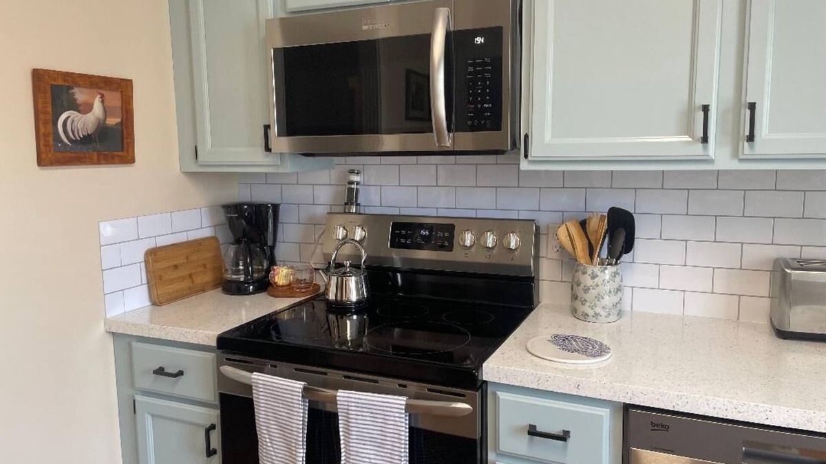 Midway House | Convenient Townhome in the heart of horse and bourbon country!