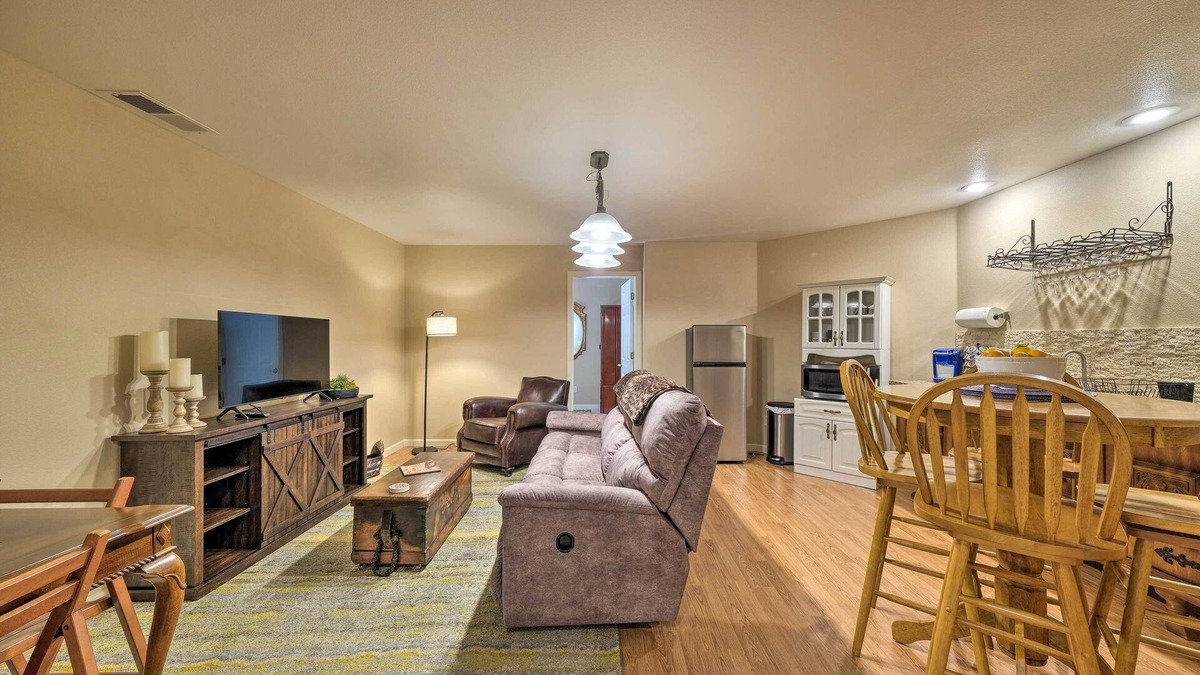 Groveland House | Convenient Unit w/Fire Pit ~ Half-Mi to Lake!