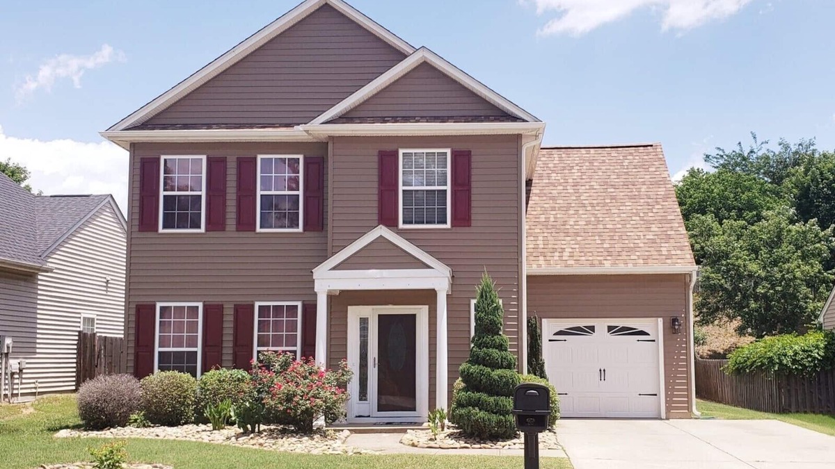 Greer House | CONVENIENTLY EVERYTHING! Comfort Away from Home!